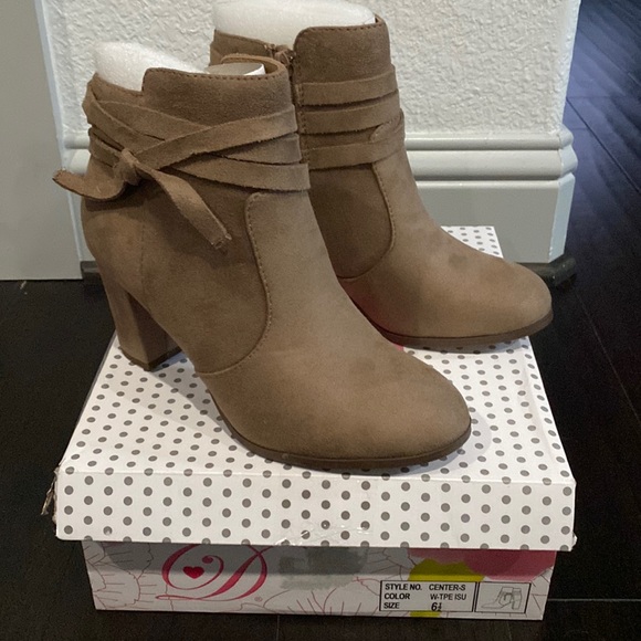 Delicious Shoes - Taupe booties
